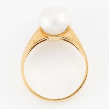 Ring in 18K gold with a cultured pearl and round brilliant-cut diamonds.