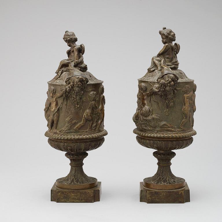 LOCKURNOR, ett par. Louis XVI-stil i Clodions art, 1800-tal.