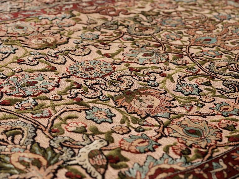 A RUG. An old silk Hereke Souf. 148,5 x 98 cm.