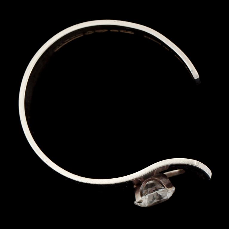 ARMRING, sterlingsilver med vit sten, Per Dåvik, Alton, 1973. Vikt 74,5g.
