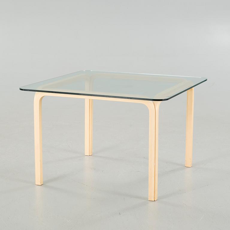 ALVAR AALTO, soffbord, "Y805B", modell formgiven 1946.