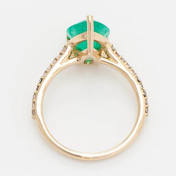Ring, 14K gold with pear-cut Colombian emerald and diamonds. Accompanied by GIA report.