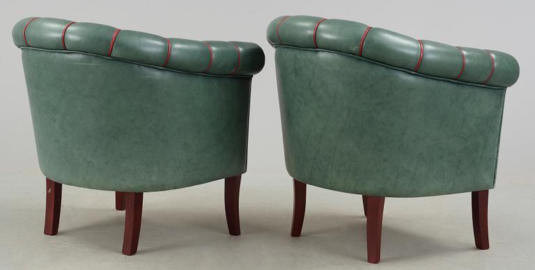KARMSTOLAR, ett par, Club-modell, 1900-tal.