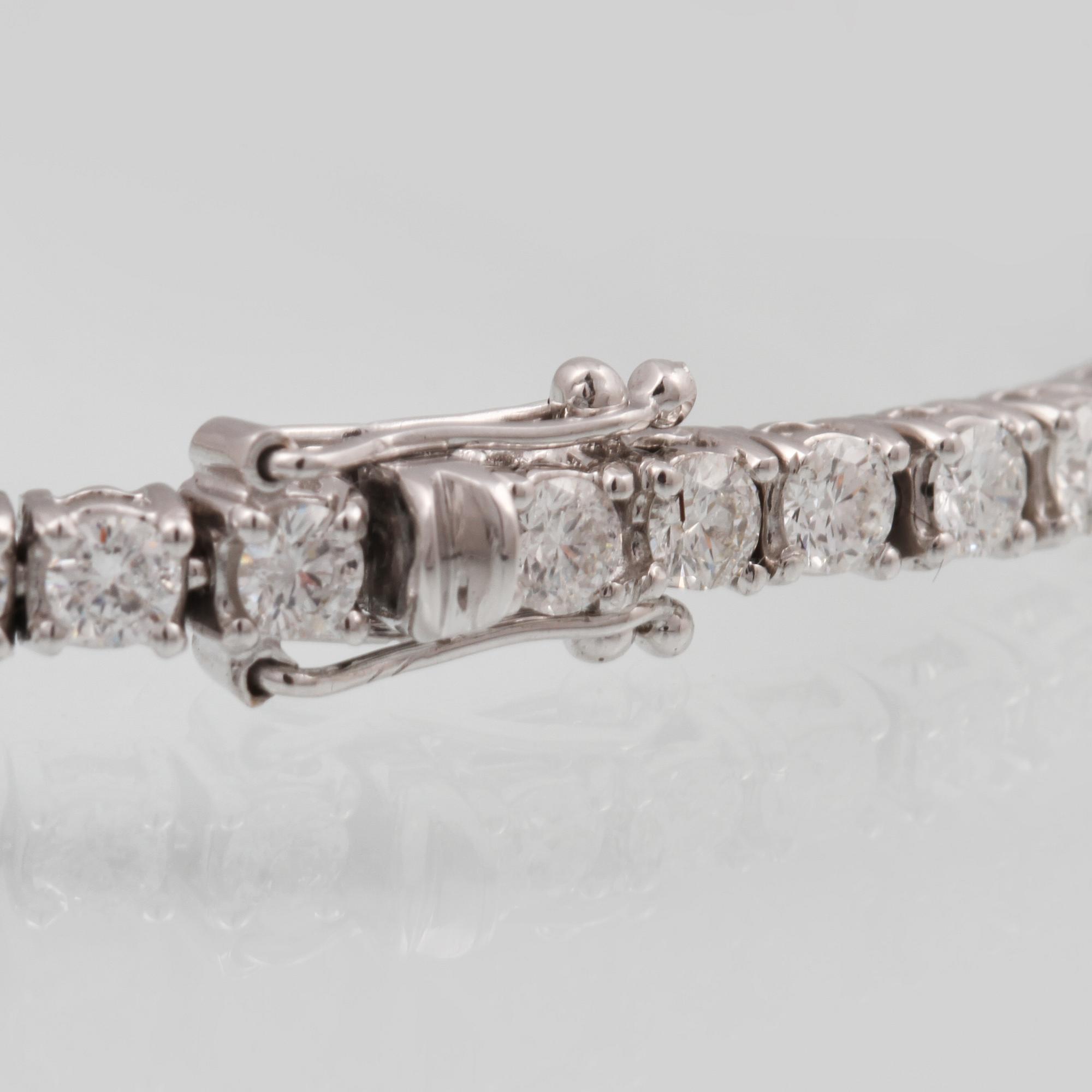 ARMBAND, 18K vitguld med 56 briljantslipade diamanter ca 4.28 ct, Milano, Italien. Vikt 12,3 gram.