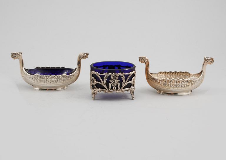 SALTKAR, 3 st, silver och glas, GEWE, Malmö, 1976 och Ceson, 1900-talets andra hälft.