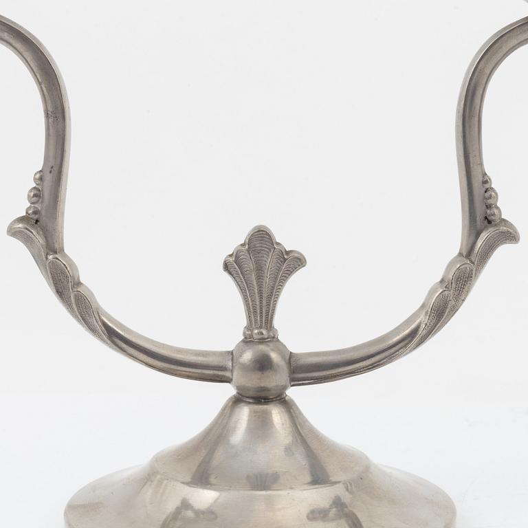 Ask med lock, tenn, Carl-Einar Borgström, samt ett par kandelabrar, tenn, Stockholm, 1934.