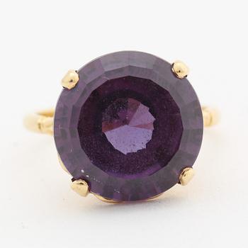 Ring with faceted synthetic sapphire.