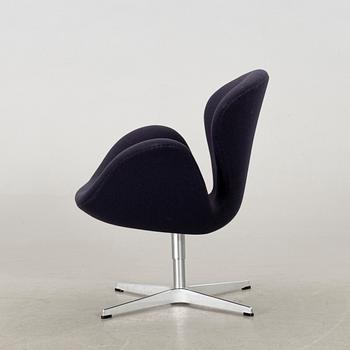 AN ARNE JACOBSEN "THE SWAN" ARMCHAIR, Fritz Hansen 2017.