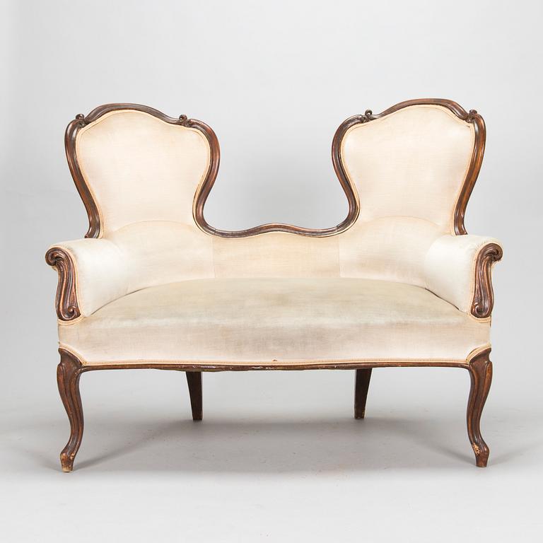 Soffa, s k fästmanssoffa, nyrokokostil, 1800-talets slut.