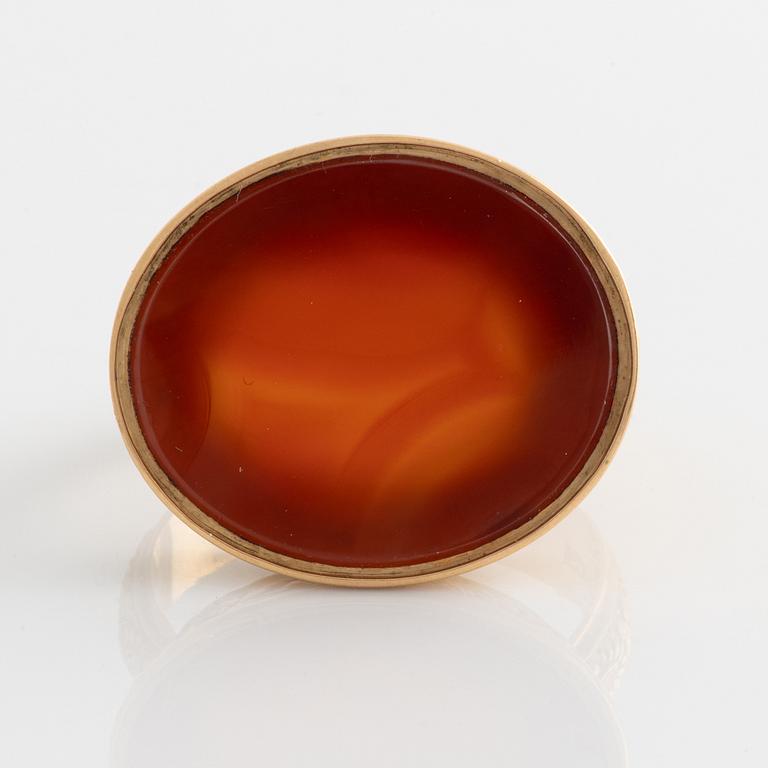 Sigill, guld med slät karneol.