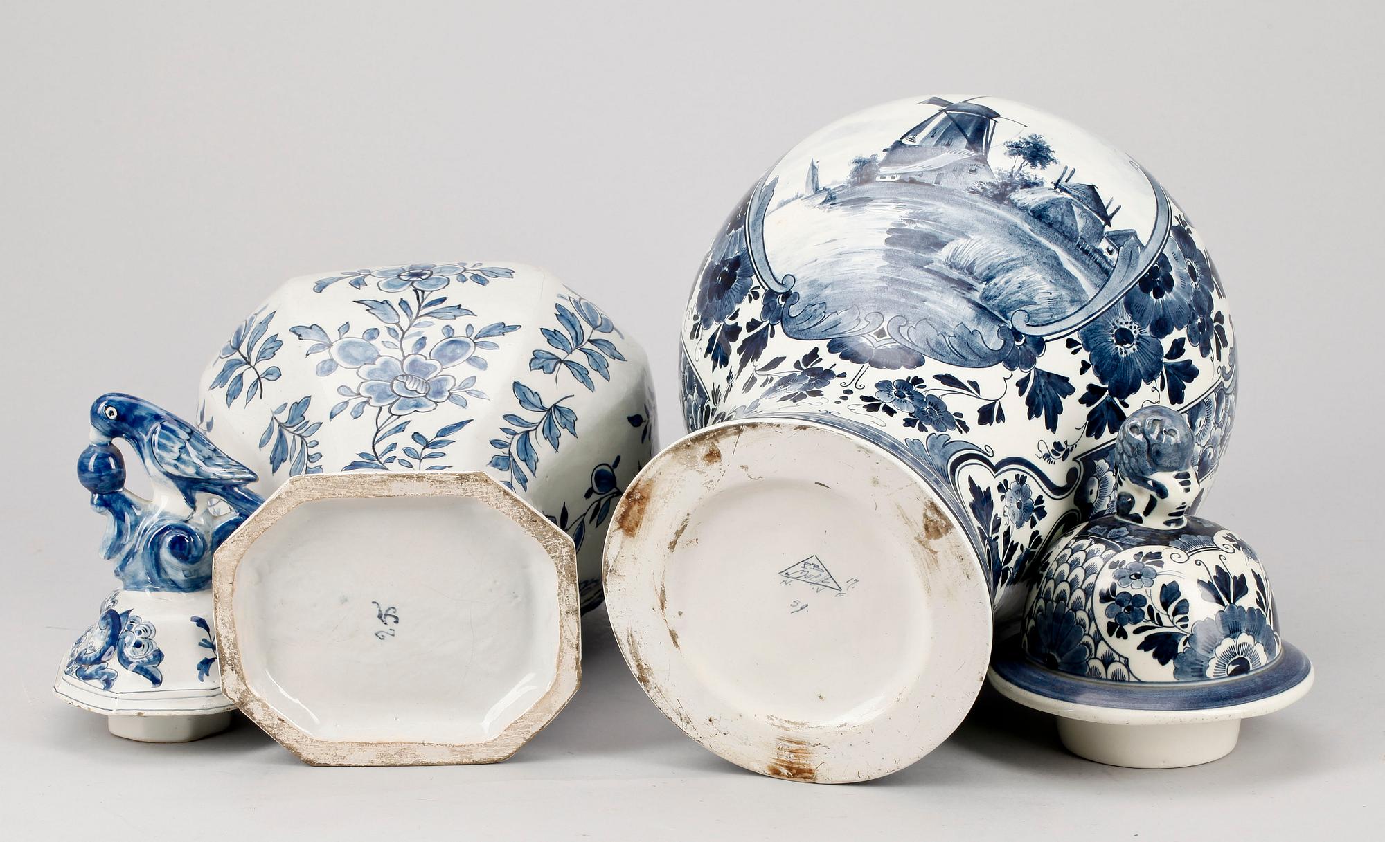 URNOR med LOCK, 2 st, fajans, Delft Holland, 1800- respektive 1900-tal.