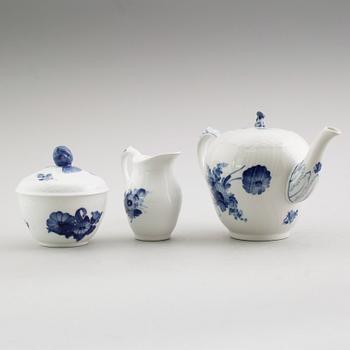 TESERVIS, 3 delar, porslin, "Blå Blomst", Royal Copenhagen.
