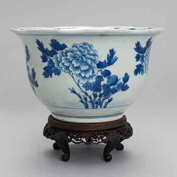 A 20th century Chinese porcelain flower pot.