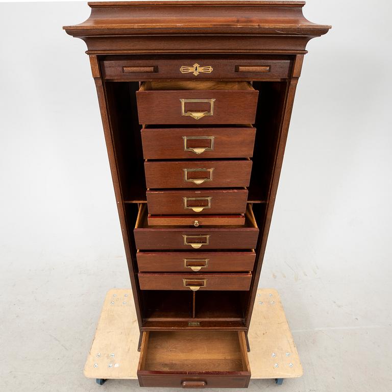 An early 1900s oak cabinet from Åtvidaberg.