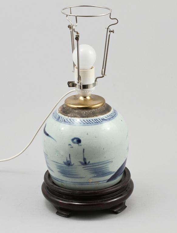 BORDSLAMPA, porslin, Kina, 1800- och 1900-tal.