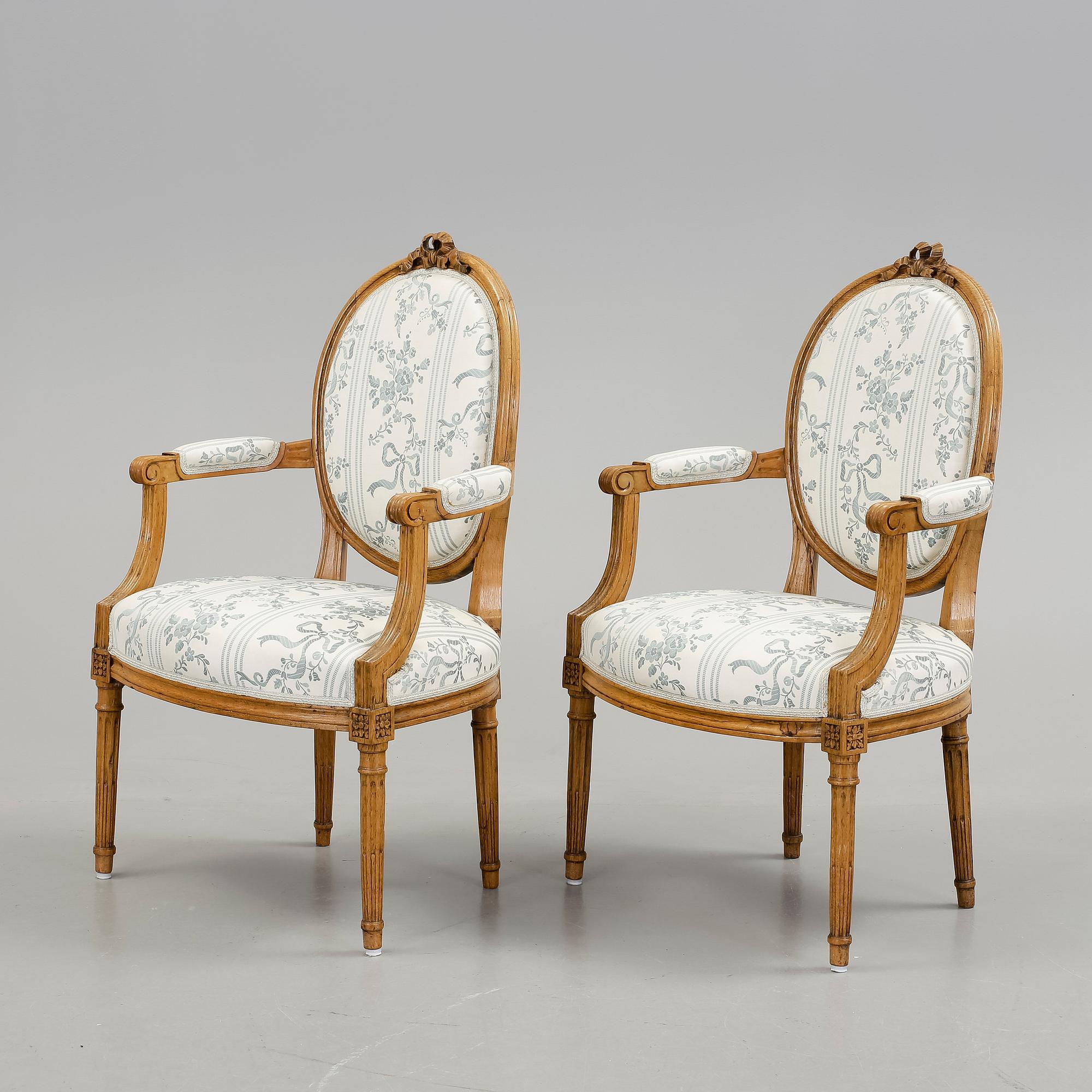 KARMSTOLAR, ett par, Louis XVI-stil, Frankrike, 1800-tal.