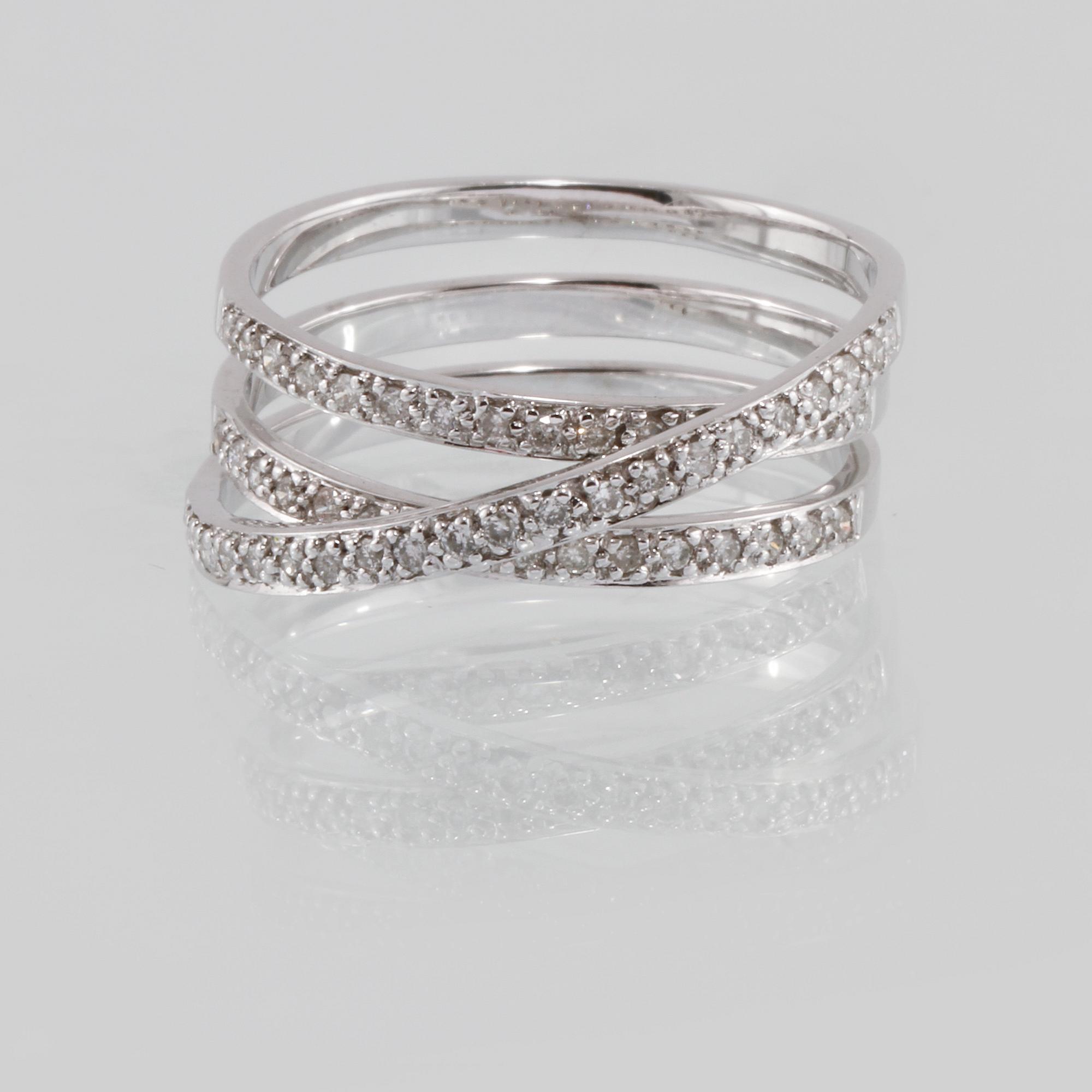 RING, 18K vitguld med briljantslipade diamanter 0.27 ct. Vikt 3,9 gram.