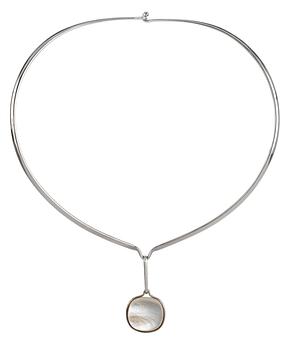 1169. Vivianna Torun Bülow-Hübe, A Torun Bülow Hübe sterling necklace with a mother of pearl pendant.