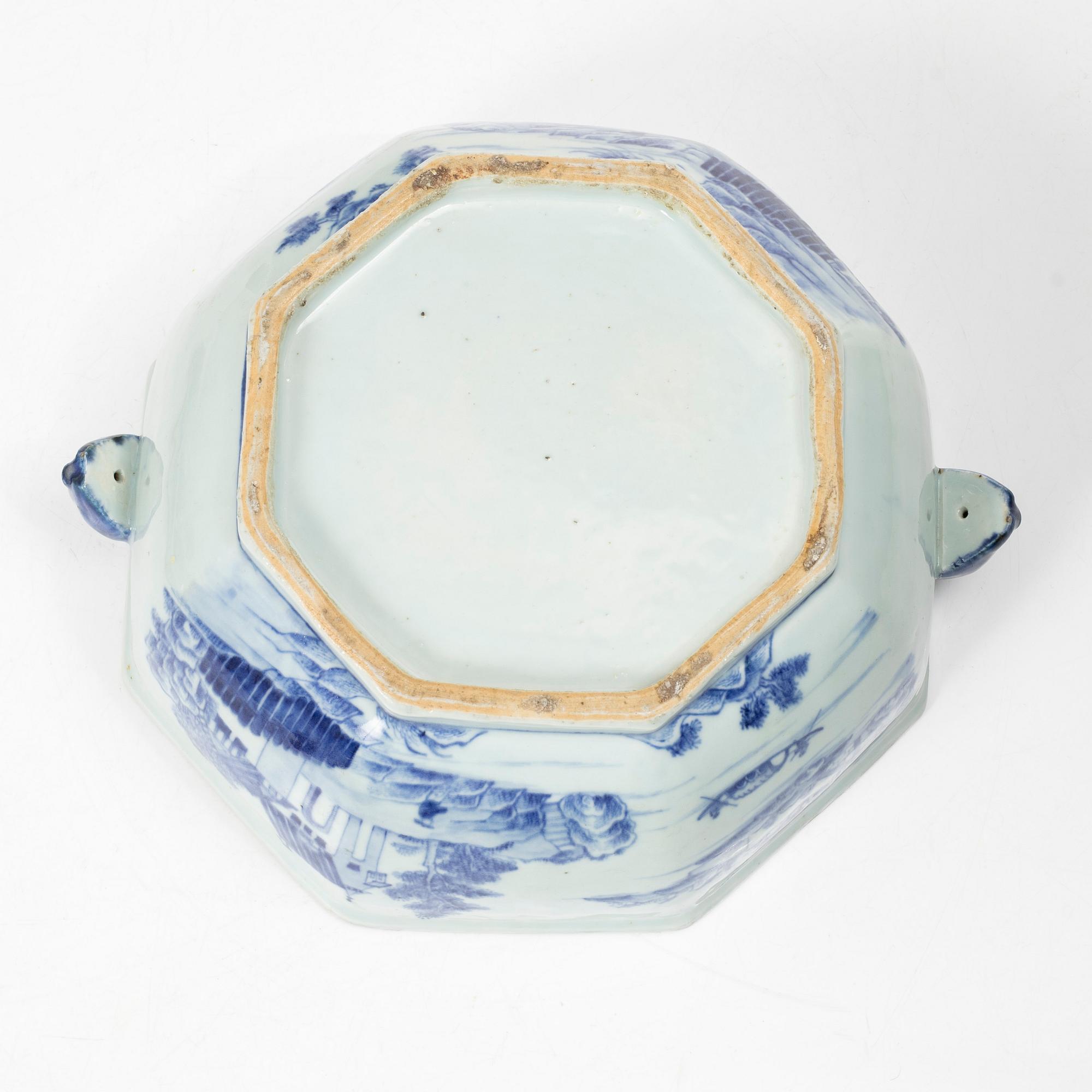 Terrin med lock, kompaniporslin, Kina, Qingdynastin, Qianlong (1736-95).