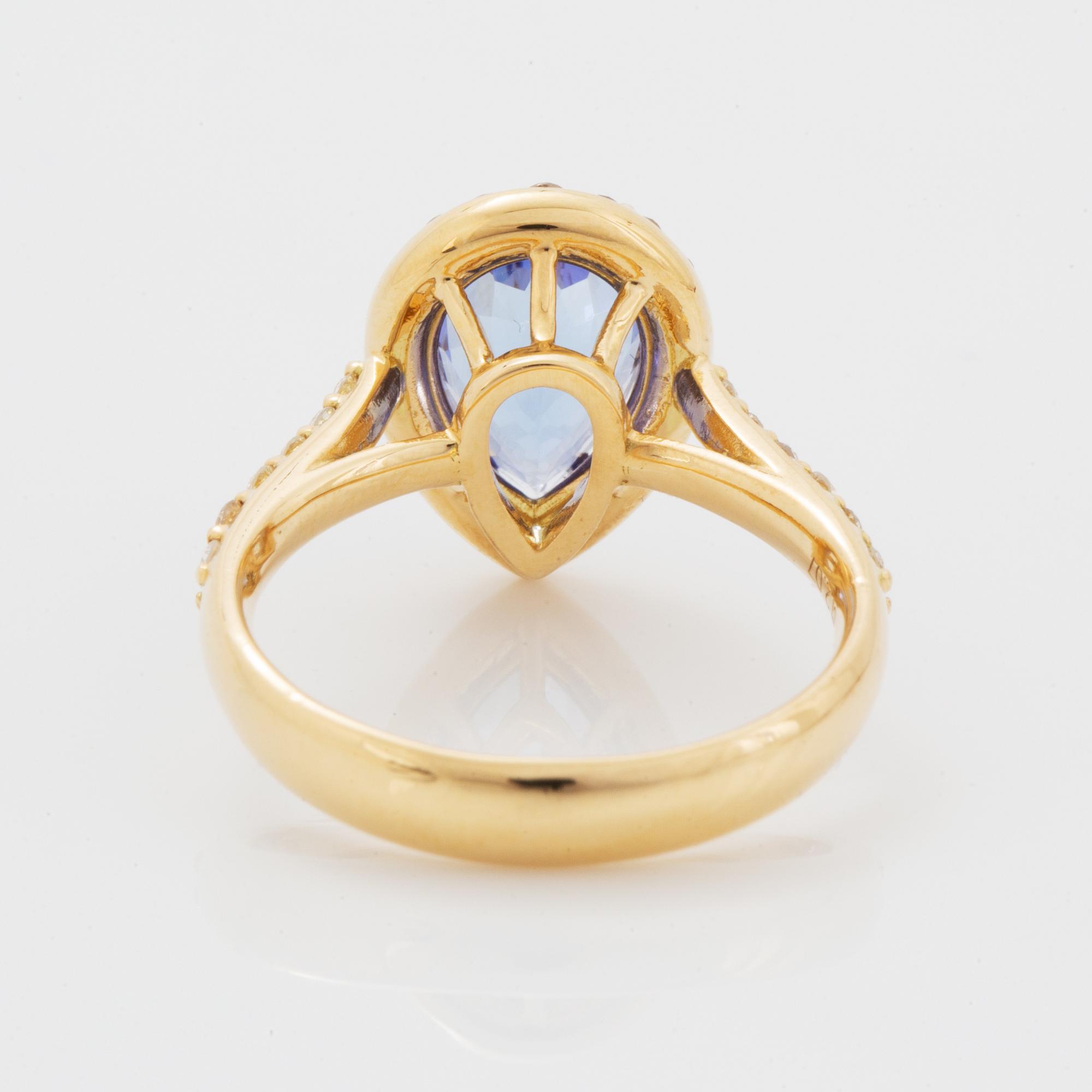 Ring, med droppformad fasettslipad tanzanit och briljantslipade diamanter.