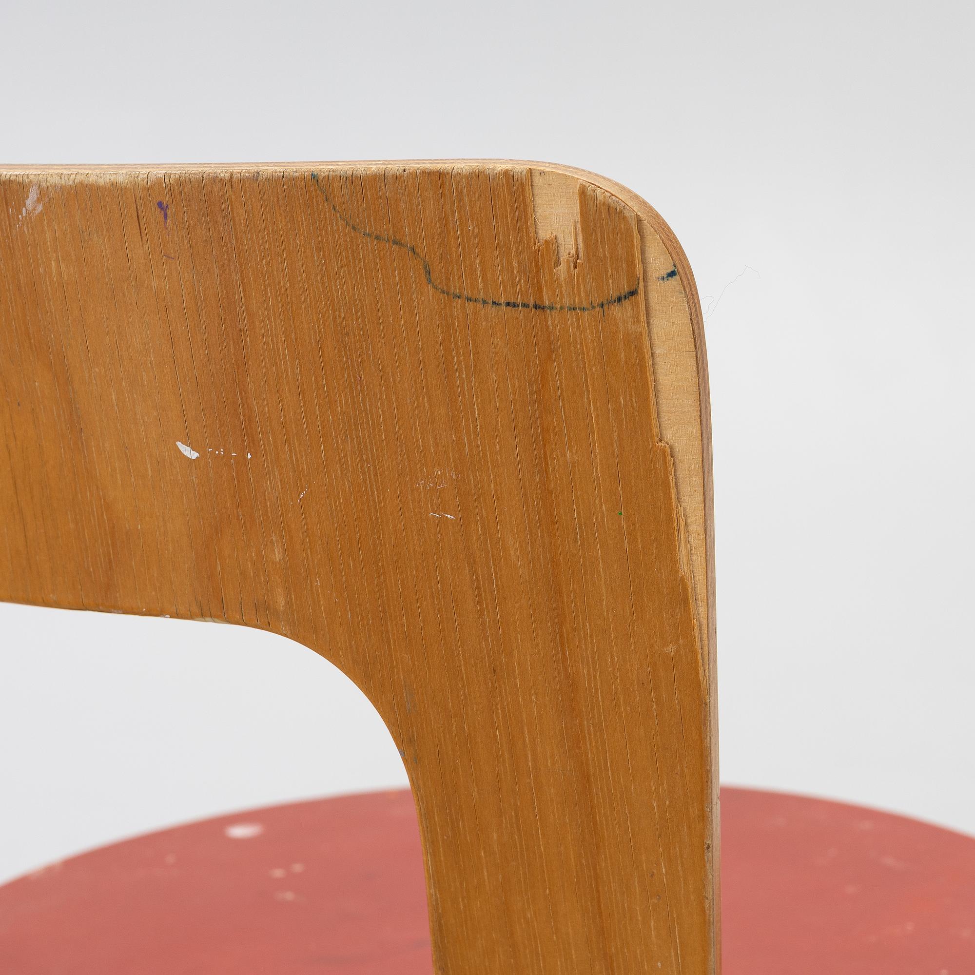 Alvar Aalto, a set of four model N65 children's chairs with table, Artek, Finland.