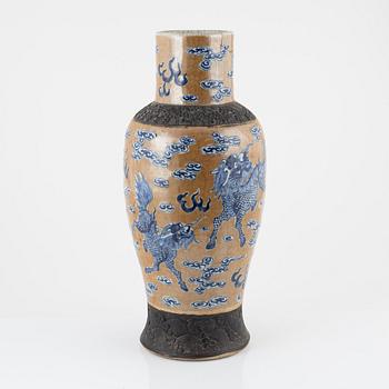 A porcelain floor vase, China, beginning of the 20th century.