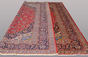 A CARPET Kashan, signed, ca 422 x 347 cm.