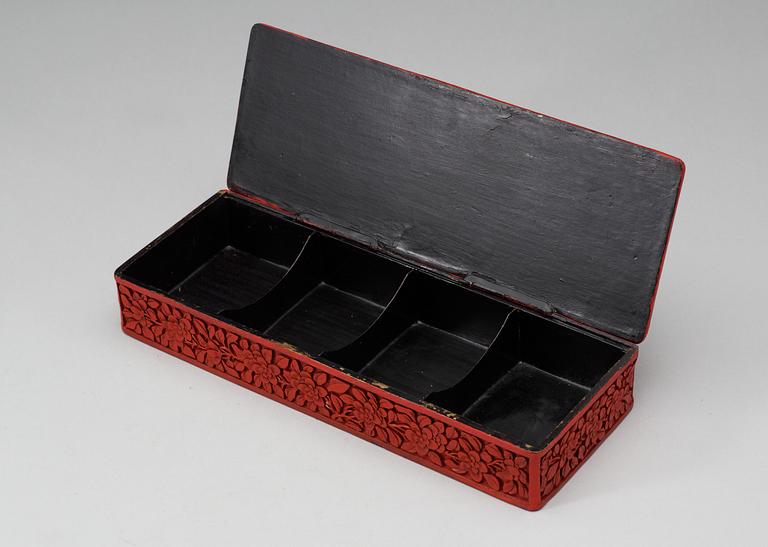 A red lacquered box with cover, Qing dynasty.