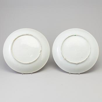 A large pair of famille rose porcelain dishes, Qing dynasty, 19th century.