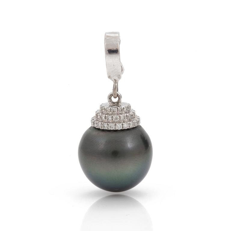 A cultured tahiti pearl and brilliant cut diamond pendant. Total carat weight of diamonds circa 0,58 cts.