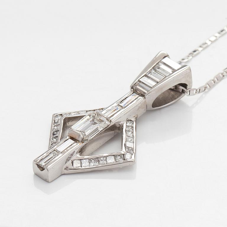 Hänge, platina samt smaragd-, prinses,-baguette- och briljantslipade diamanter med kedja i 14K vitguld.