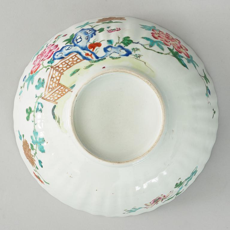 A famille rose bowl, Qing dynasty, Yongzheng (1723-1735).