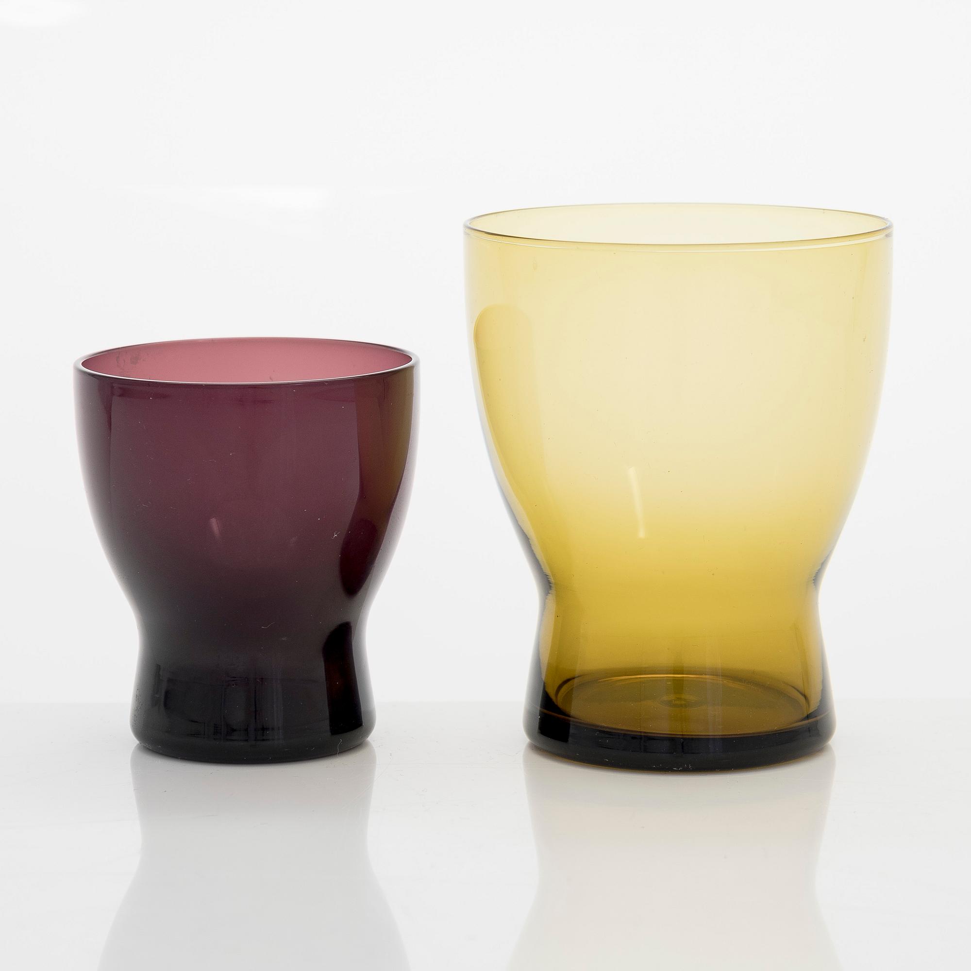 Saara Hopea, A model 2501 carafe and 15 model 1710 drinking glasses, Nuutajärvi. In production 1956-1966.