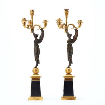KANDELABRAR, för fyra ljus, ett par, Frankrike, 1800-talets början, Empire.