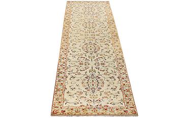 A Kashan runner carpet, c. 385 x 98 cm.