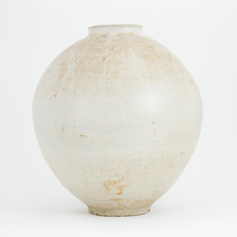 Lee Hyun-Gyueng a stoneware 'Moon jar', Korea, 1950s.