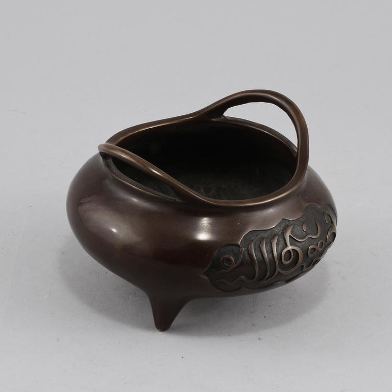 TRIPOD, brons Kina, märkt med Xuande sex karaktärers märke, 1900-tal.