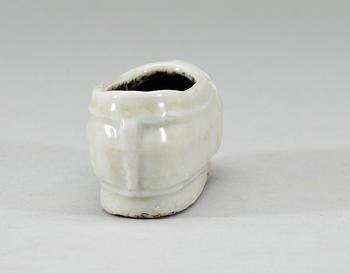 A blanc de chine figure of a shoe, Qing dynastin, Kangxi (1662-1722).