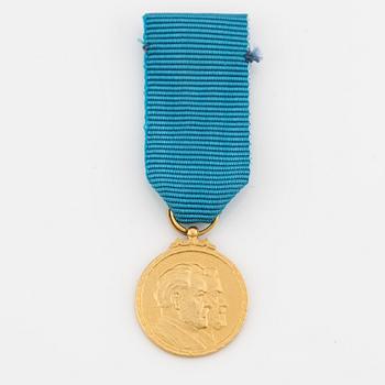 Medal, 18K gold, with ribbon.