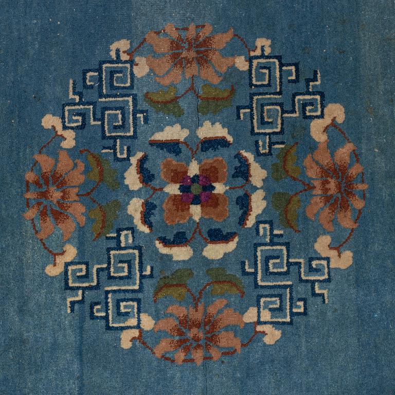 A carpet, a semi-antique China, ca 329,5-332 x 241,5 cm (as well as 1-1,5 cm flat weave at the ends).
