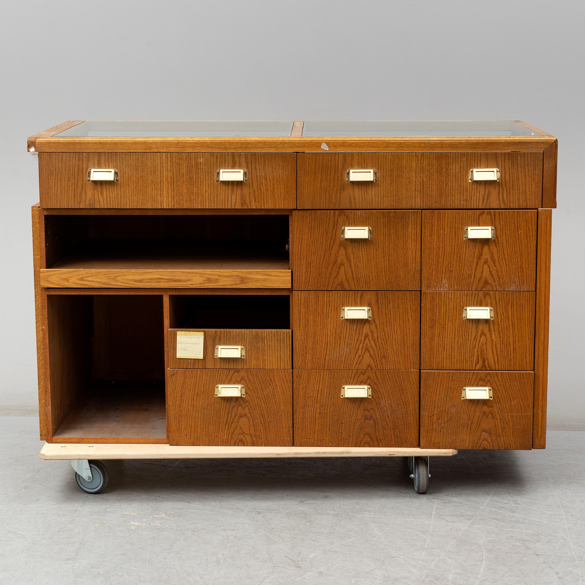 A mid 20th Century chest of drawers.