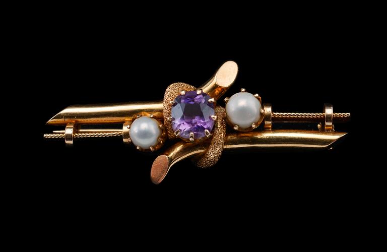 A BROOCH, Amethyst, pearls, 18K gold. Finland late 1800 s.  Weight 7,4 g.
