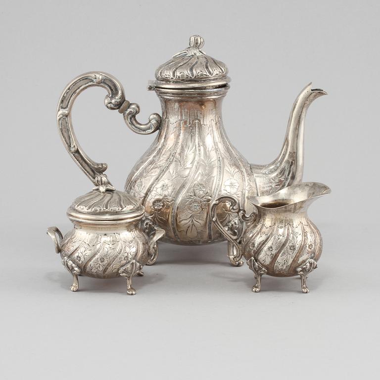 KAFFESERVIS, 3 delar, silver, rokokostil, bär importsämplar, omkring 1900-talets mitt. Vikt 965 g.