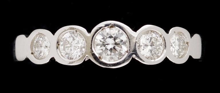 RING, vitguld med diamanter, tot 0.45 ct.