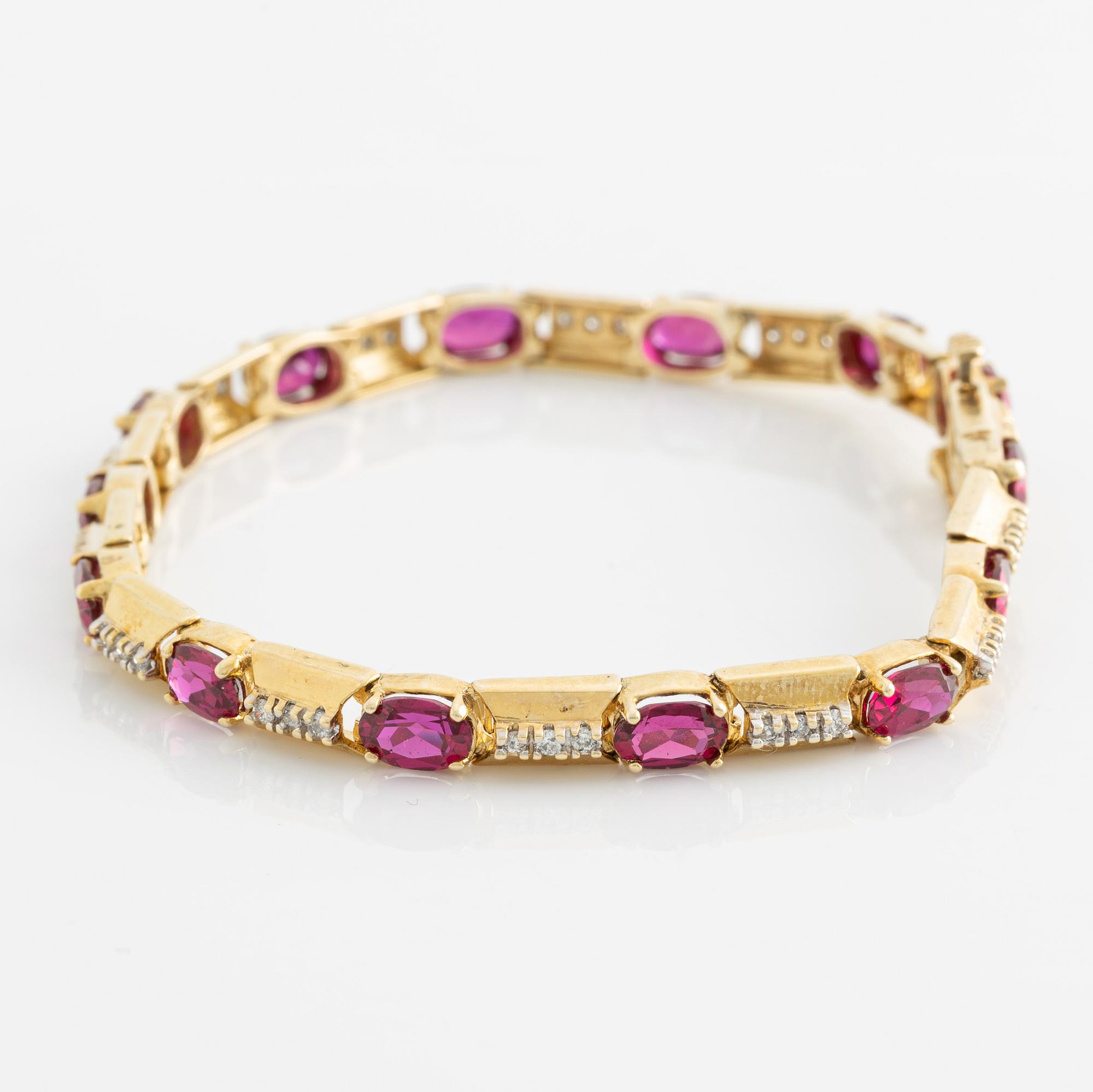 Armband, med syntetiska rubiner och små briljantslipade diamanter.