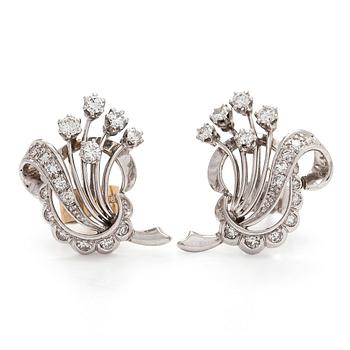 Örhängen, 18K vitguld med briljant- och åttkantslipade diamanter.