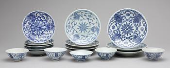 ASSIETTER samt KOPPAR, 17 delar, porslin, Kina, 1800-tal.