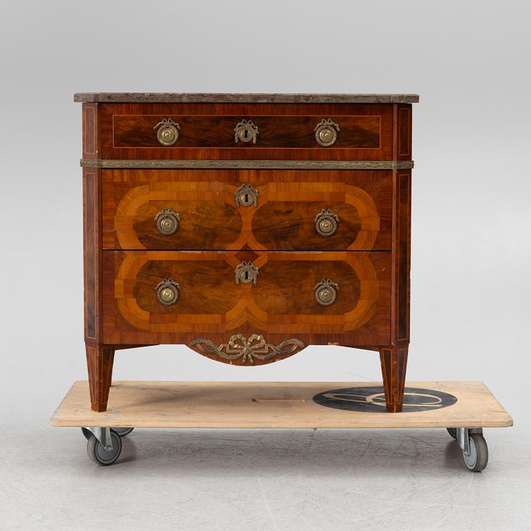 Chest of drawers, Gustavian style, early 20th century.