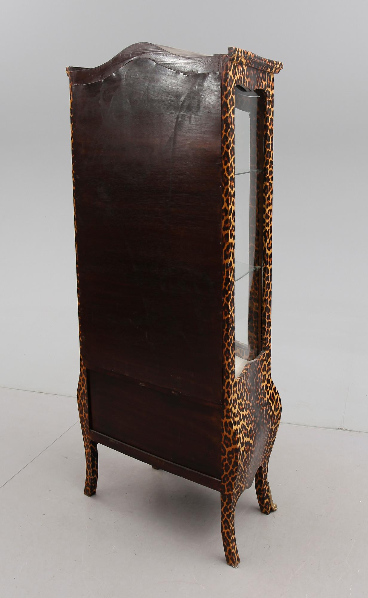 VITRINSKÅP, rokokostil, 1900-talets andra hälft.