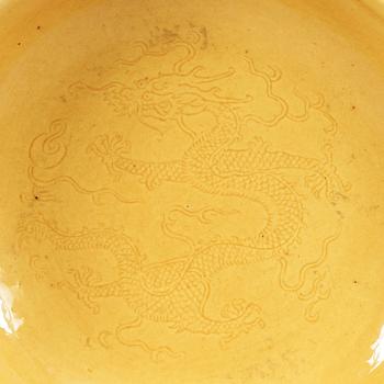 SKÅLFAT, porslin. Qing dynastin, med Daoguangs sigillmärke och period (1821-1850).